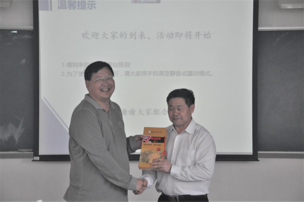 余正涛教授与蒋盛益院长合影