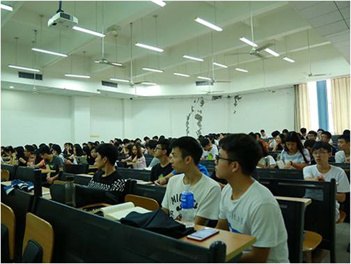 听课的学生干部