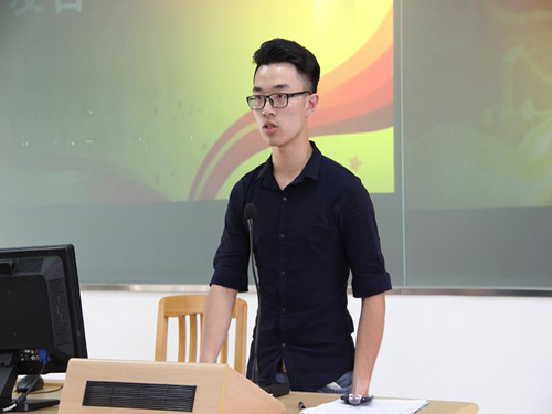 图4. 学生党员代表罗宇源发言