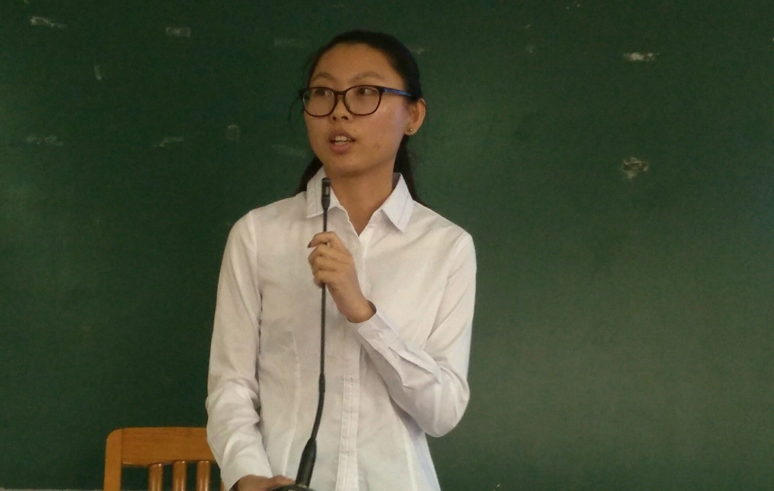 学生党员代表何文静发言