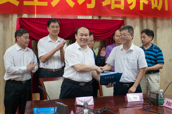广东外语外贸大学副校长阳爱民与广东轩辕网络科技股份有限公司董事长陈统签署校企合作