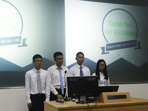 创意类一等奖队伍一路队做答辩