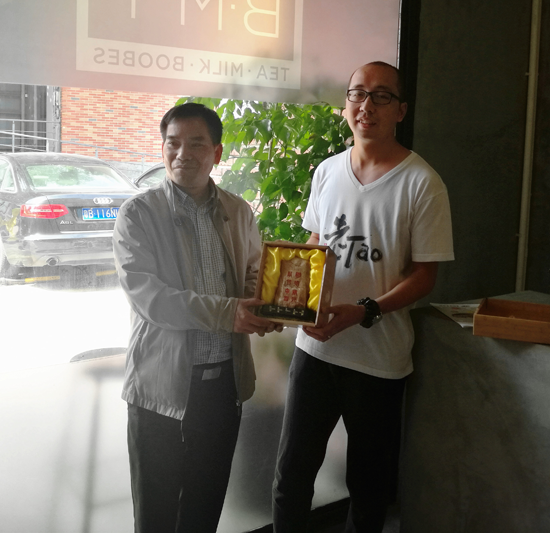 麦书记赠与孵化中心负责人纪念品