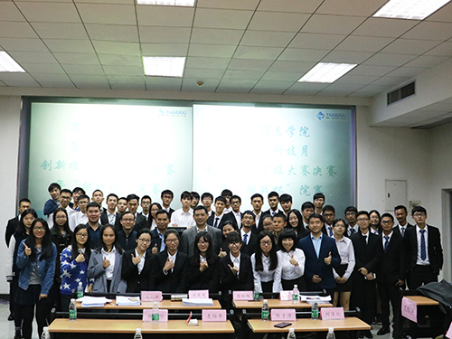 评委嘉宾与选手合影留念