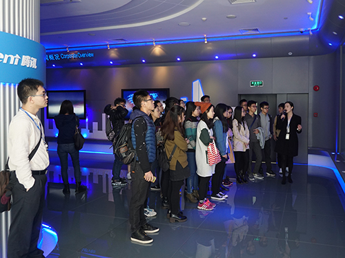 同学们认真倾听QQ使用情况的介绍