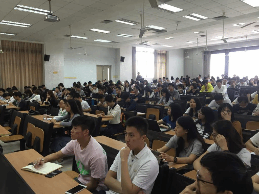 图二 同学们认真聆听麦书记讲话